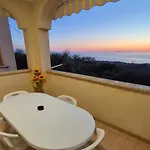 アパート Accommodation Il Tramonto Rosso Tropea Capo Vaticano トロペーア
